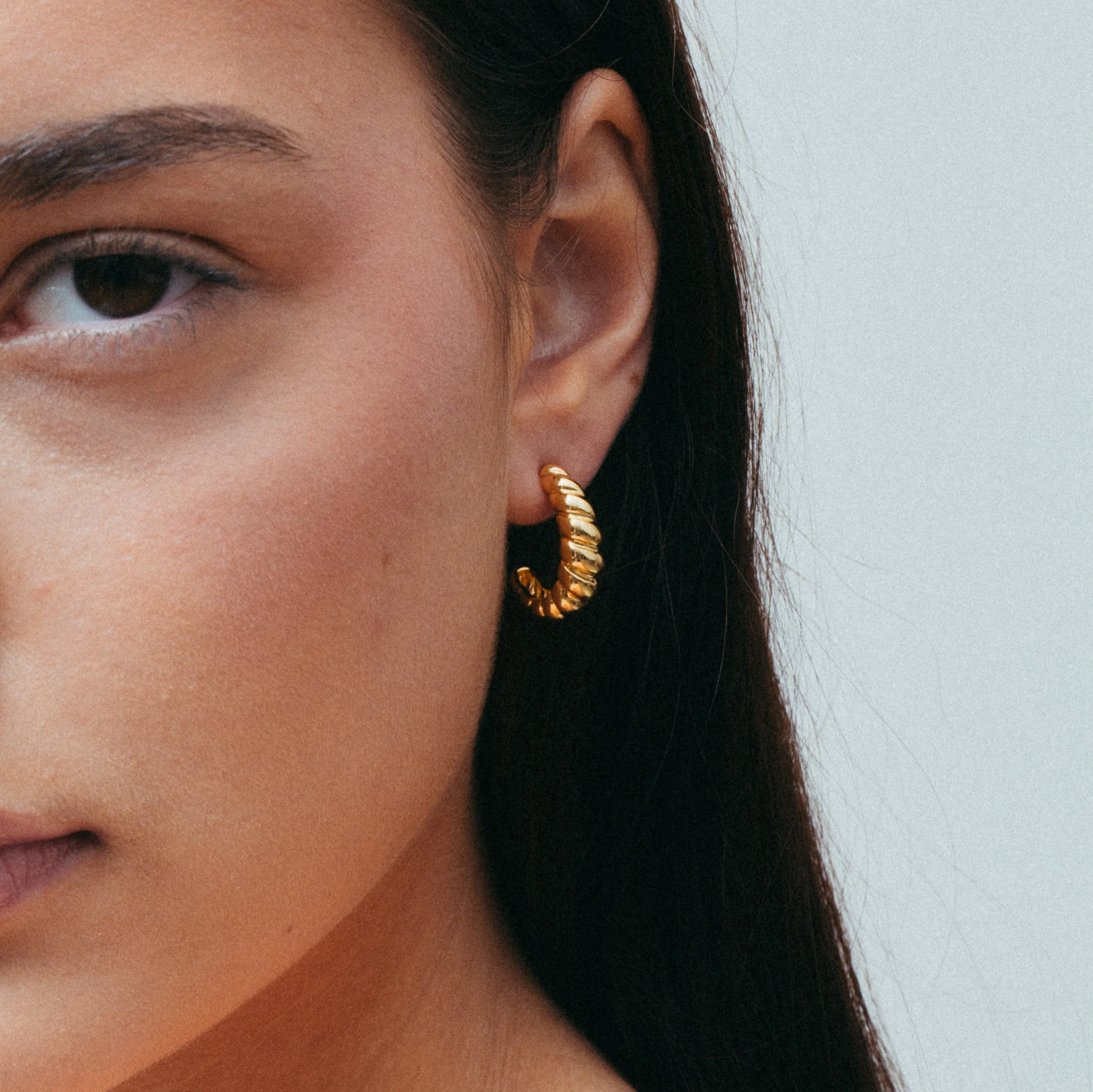 THE GIA CURVE HOOP EARRINGS